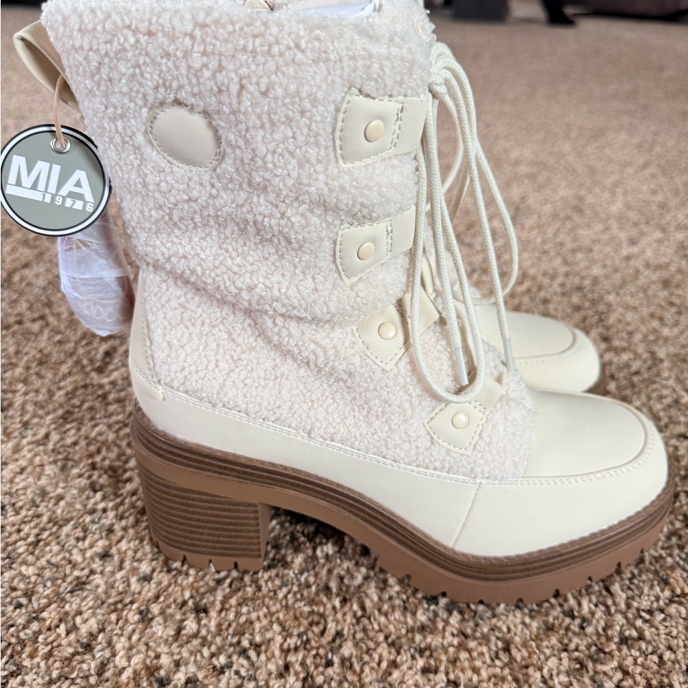 Mia Alpine Sherpa Boots - Picture 5 of 10